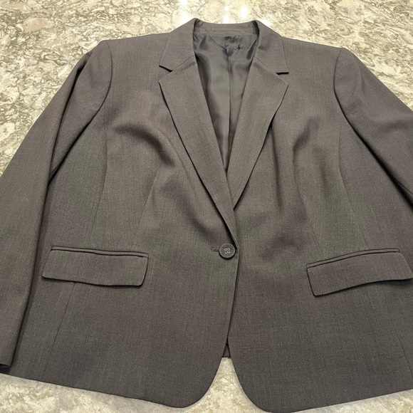 Kasper Gray Wool-Blend Blazer with Notched Lapels - Picture 1 of 10